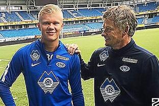 小将赛后拥抱母亲太感人