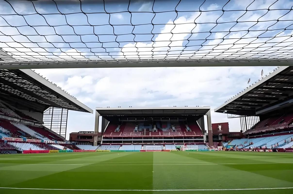 齐达内现身看台观战二儿子卢卡代表阿尔及利亚的非洲杯首秀（齐达内到场观战，见证次子卢卡代表阿尔及利亚完成非洲杯首秀）