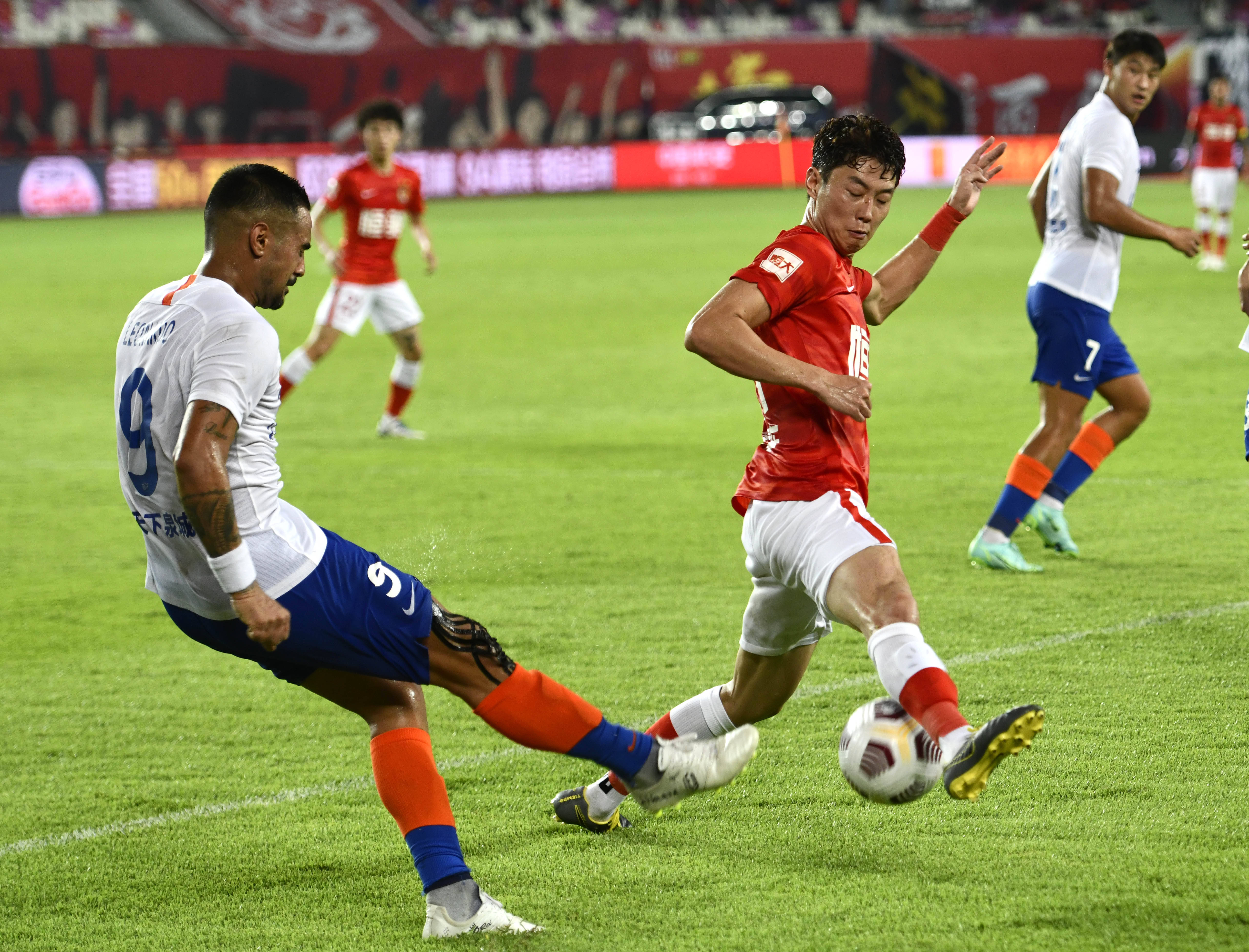 江苏省体育代表团到访西甲联盟，双方在马德里举行正式会谈（江苏省体育代表团拜会西甲联盟，双方在马德里展开正式会谈）