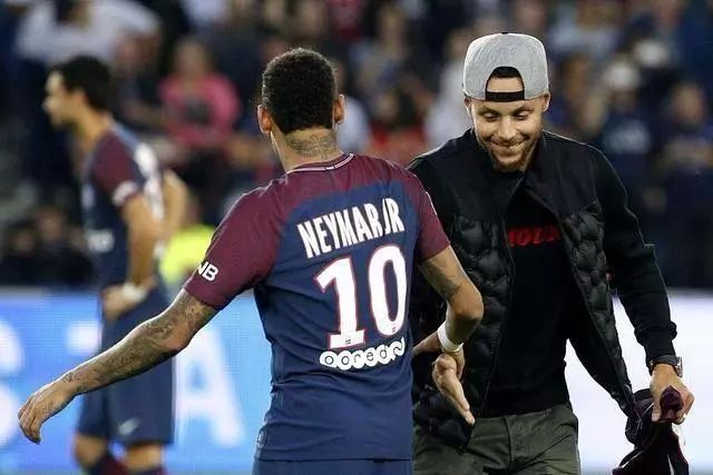 里贝里社交媒体分享与齐达内合照